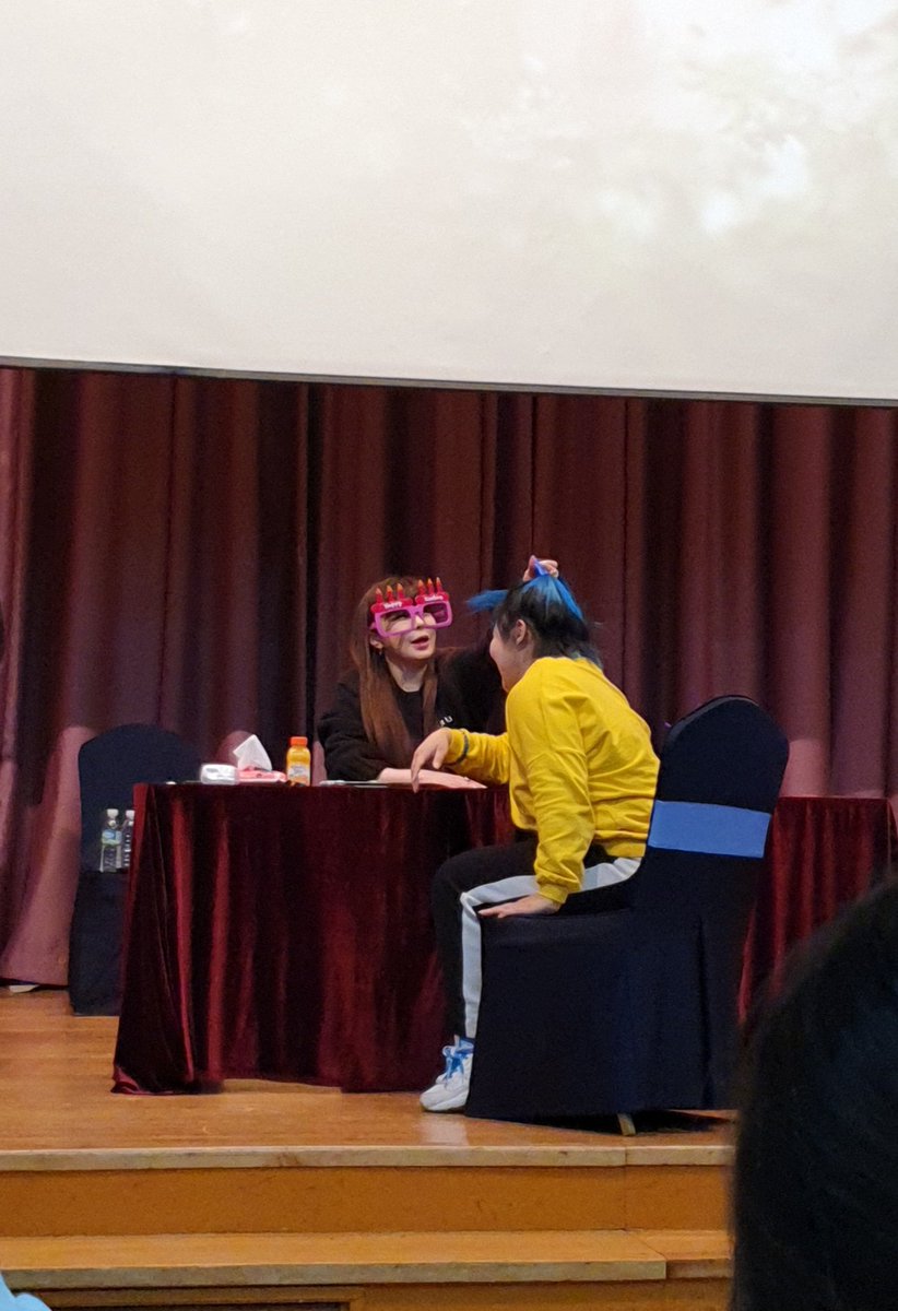 SecretGardenDBB's tweet photo. The fan asked Bom if they can pose together while Bom holds her pineapple hairstyle 🤣🤣🤣🤭🤭🤗🤗😭😭😭🥰🥰🥰🙆♀️🙆♀️ #ParkBom #Bom #봄 #박봄 #ParkBomSpringfansign https://t.co/MSWVdoxwbr