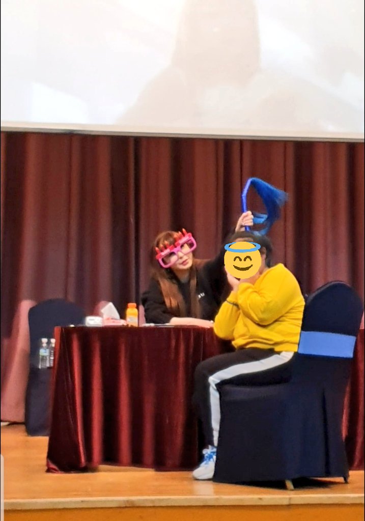 SecretGardenDBB's tweet photo. The fan asked Bom if they can pose together while Bom holds her pineapple hairstyle 🤣🤣🤣🤭🤭🤗🤗😭😭😭🥰🥰🥰🙆♀️🙆♀️ #ParkBom #Bom #봄 #박봄 #ParkBomSpringfansign https://t.co/MSWVdoxwbr