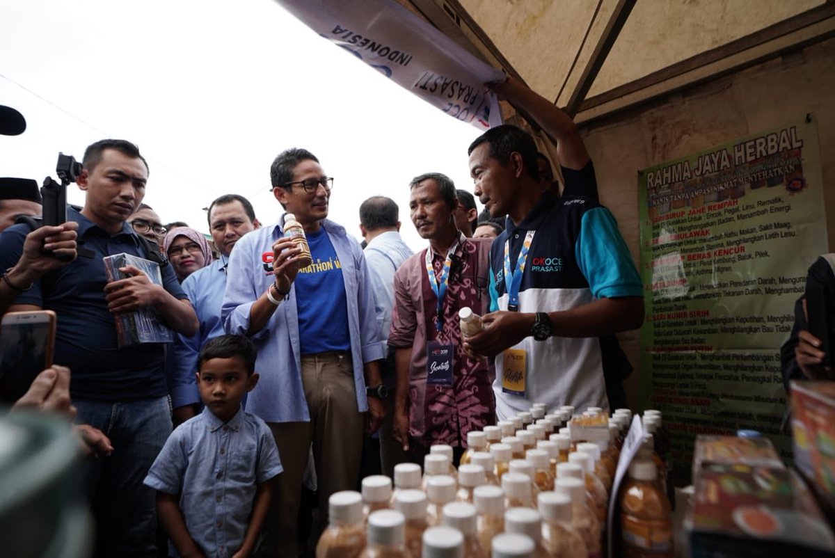 sandiuno's tweet photo. Menghadiri acara Sragen YES (Young Entrepreneur Summit) di Sasana Manggala Sukowati, Sragen. Sebelum masuk ke dalam gedung, saya mengunjungi UMKM yang berjualan di bagian luar tempat acara berlangsung. Ada 102 UMKM berjualan di sini, dengan total pengunjung lebih dari 3000 orang. https://t.co/yddHoZVozM