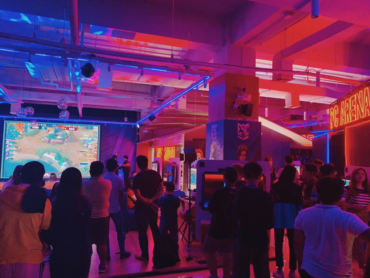 enjoyGLOBE's tweet photo. #TheESC is the place to be, gamers! π @RikuCasts and @Arctikuno are also checked in to show us how to #ConnectCompeteCreate like pros! βοΈ #GlobeEsports https://t.co/dkg6dt8SW0