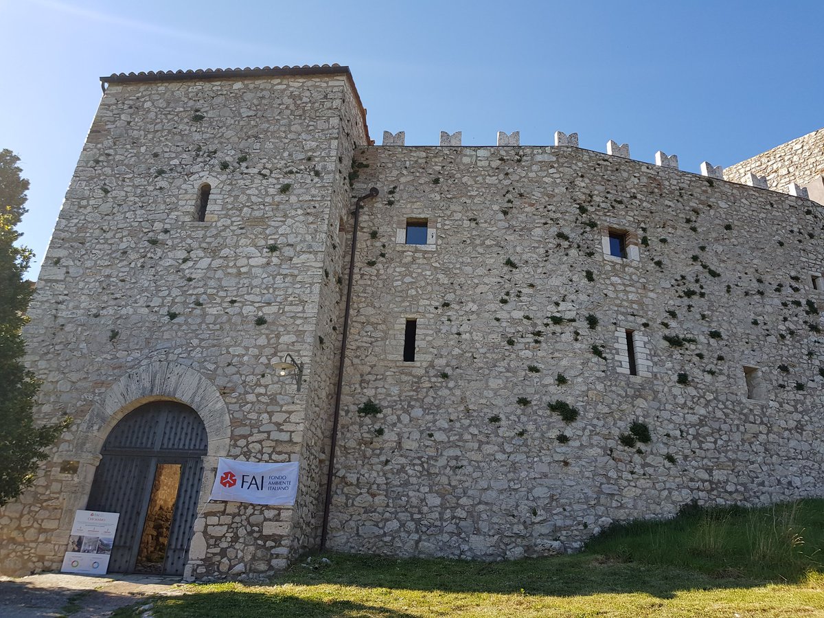 lorettaromildo's tweet photo. Castello del Poggio a #Guardea in #Umbria. Sorto nell'XI sec. su una rocca bizantina, domina la Valle del #Tevere. Da qui passarono Federico Barbarossa, Carlo V, Cesare e Lucrezia Borgia, Galileo Galilei, J.E. Steinbeck. Centro culturale grazie all'attuale proprietà.
#GiornateFAI https://t.co/HM6NnyOg5y