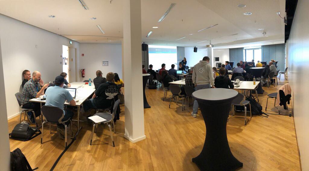 WordCampOS's tweet photo. Wer gerade in keiner Session ist: Kommt gerne beim #Contributing in Raum 5 vorbei! Jede Hilfe ist willkommen!💪🏻😊 #WCOS https://t.co/dKe1mR6jDv
