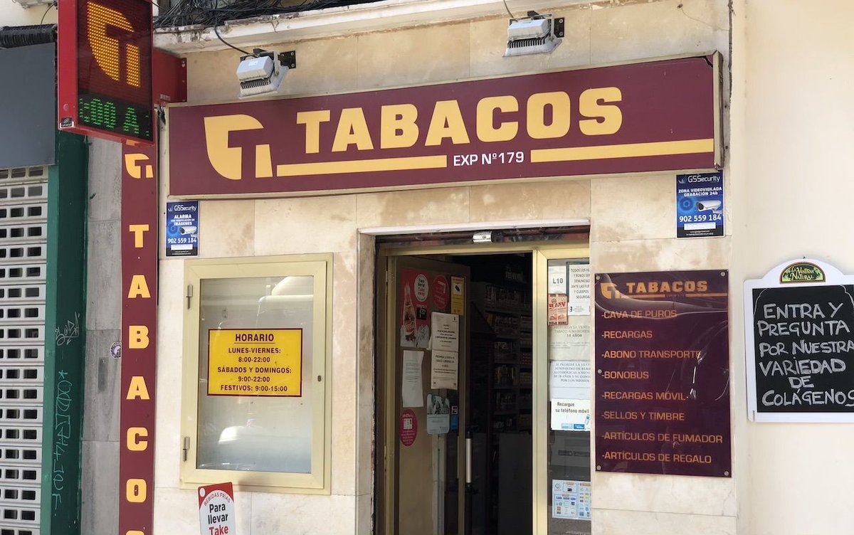elmundotoday's tweet photo. Los estanqueros tendrán que gritar “¡Vas a morir!” a los clientes que compren tabaco https://t.co/HM0qpIUkAw https://t.co/HMcp1Kvkq6