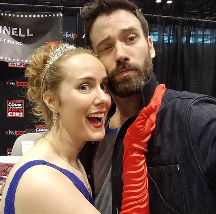 ChicagoMedFR's tweet photo. 📸 | Colin Donnell avec des fans hier lors de la #C2E2 à Chicago. 

(c) ig : emmybethmiller, wendyachill https://t.co/BYEM9jWLAu
