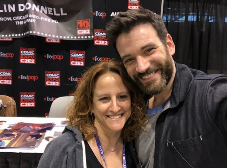 ChicagoMedFR's tweet photo. 📸 | Colin Donnell avec des fans hier lors de la #C2E2 à Chicago. 

(c) ig : emmybethmiller, wendyachill https://t.co/BYEM9jWLAu
