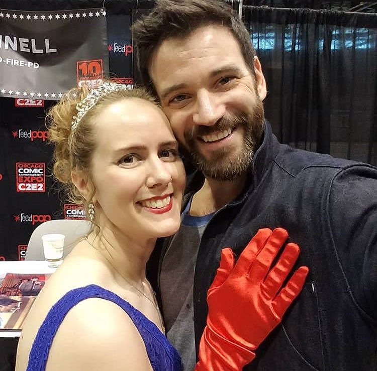 ChicagoMedFR's tweet photo. 📸 | Colin Donnell avec des fans hier lors de la #C2E2 à Chicago. 

(c) ig : emmybethmiller, wendyachill https://t.co/BYEM9jWLAu