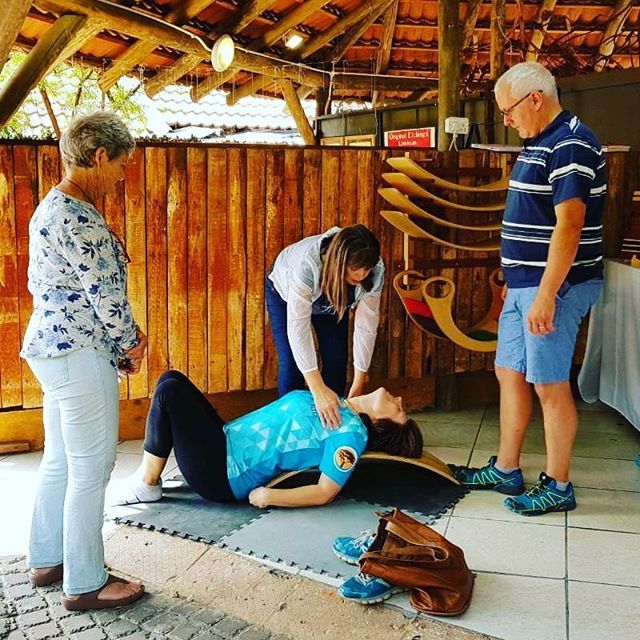 WoodStyleSA's tweet photo. No, Ida isn't choking her customer...it's bad for business 😁.What you're seeing here is a demonstration of the many ways our Curvee  Balance Boards can benefit the out-of-balance body.
Click on the link in our bio to read more.
#balance #balanceboard… https://t.co/GMsn3Fc5mc https://t.co/VfnmC7C2Sc