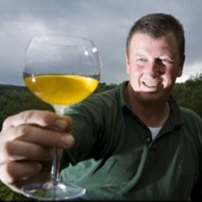 Winedetector's tweet photo. “Il Friulano è una bella ragazza che noti da duecento metri, mentre la Ribolla Gialla non ti accorgi di quando ti passa accanto, ma se ti ci siedi a tavola non ti alzi più, perché brilla di una bellezza interiore." (Damijan Podversic) https://t.co/Qt8fjHwk43 #Ribolla #enologia https://t.co/U6ExDs2wKD