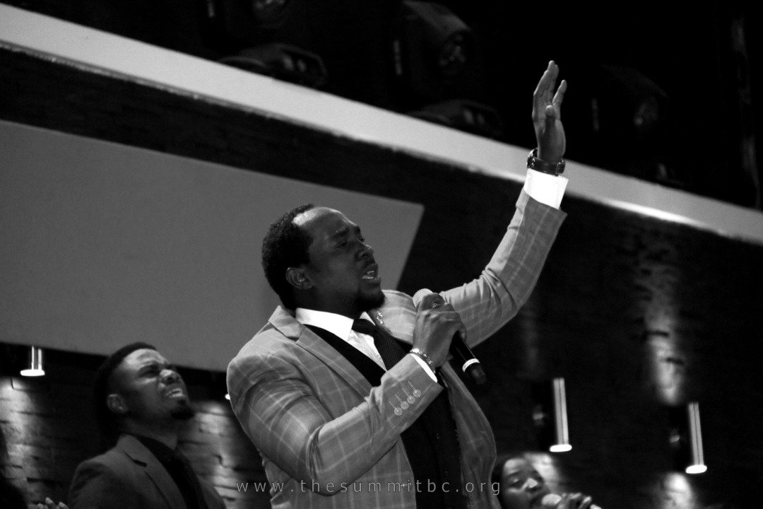 SummitAbuja's tweet photo. #ChoirMinistration by 360Degrees
๐ถThe splendor of a King, clothed in majesty
Let all the Earth rejoice
All the Earth rejoice
He wraps himself in light
And darkness tries to hide
And trembles at His voice
Trembles at His voice๐ถ
#SummitBCServices
#SummitTeachingService https://t.co/NqhLxC5ZY6