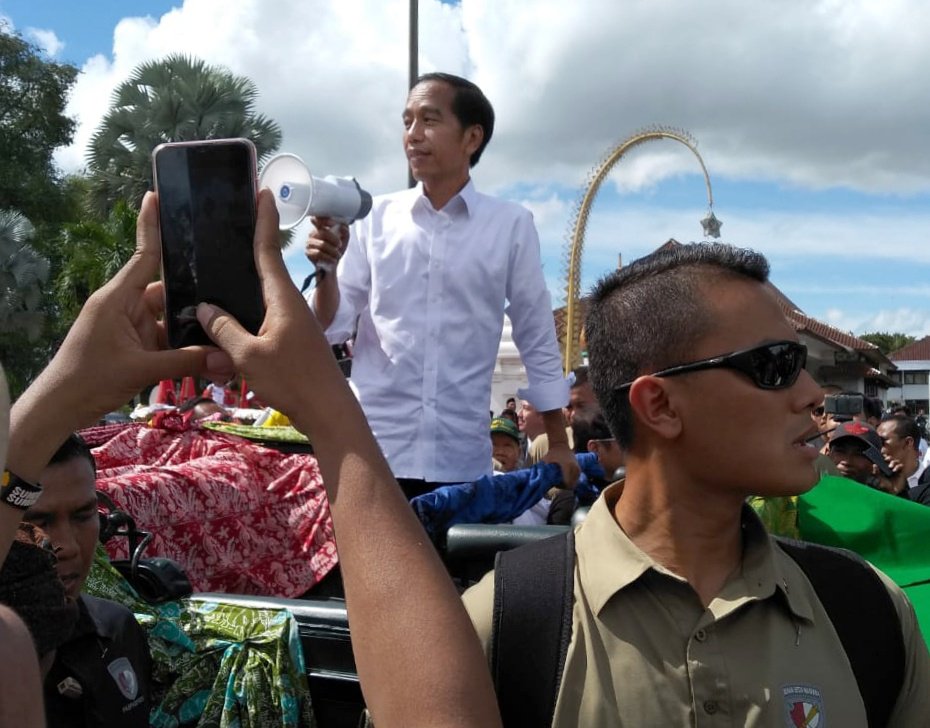 hermansur1998's tweet photo. masyarakat Banten senang dengan pak jokowi, Mari kita sukseskan langkah Jokowi-Maruf untuk maju diperiode ke 2. #GaspolJokowiJempol #PutihkanSolo https://t.co/MtFw3TcEZ4