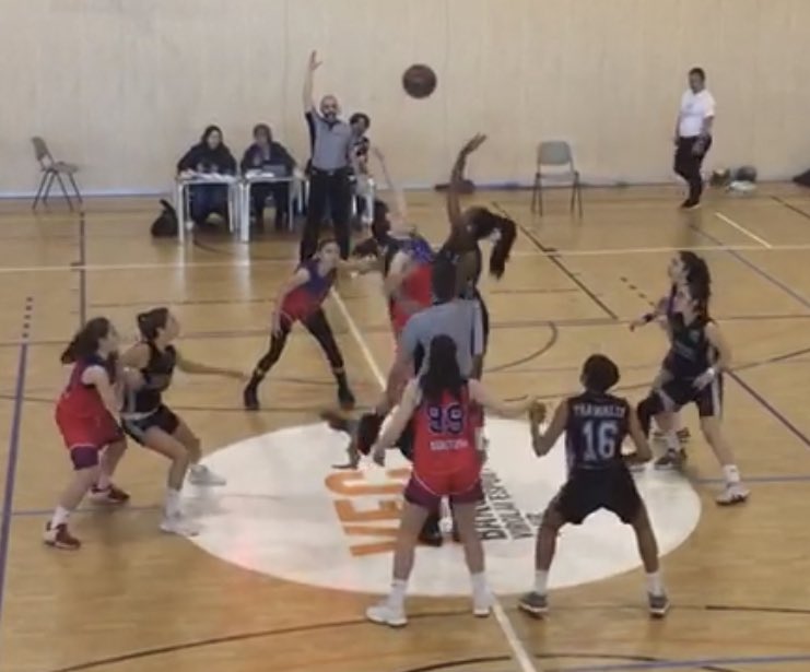 FemeniMaresme's tweet photo. En joc el partit @LimaHortaBasket 🆚 #JunrAFM. Un bon inici de diumenge amb basquet #diferent i de #preferent! https://t.co/ryfIod4ruO