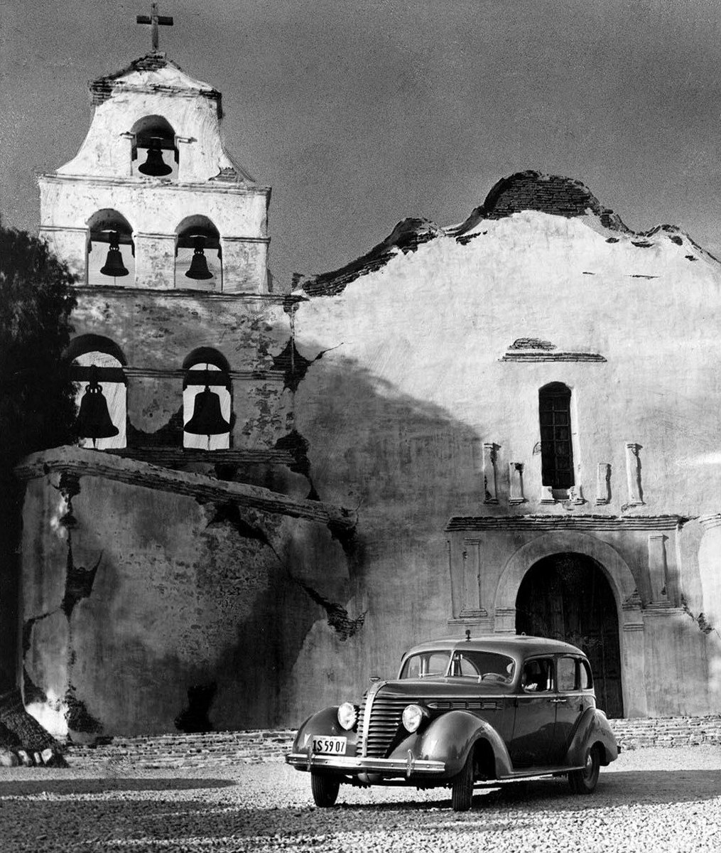 Intornoai50's tweet photo. 1938 Hudson at San Diego Mission de Alcala in Mission Valley, CA, Photo attributed to Lynn J. Rogers, 1938
#SundayMission https://t.co/Vaigf91Sca
