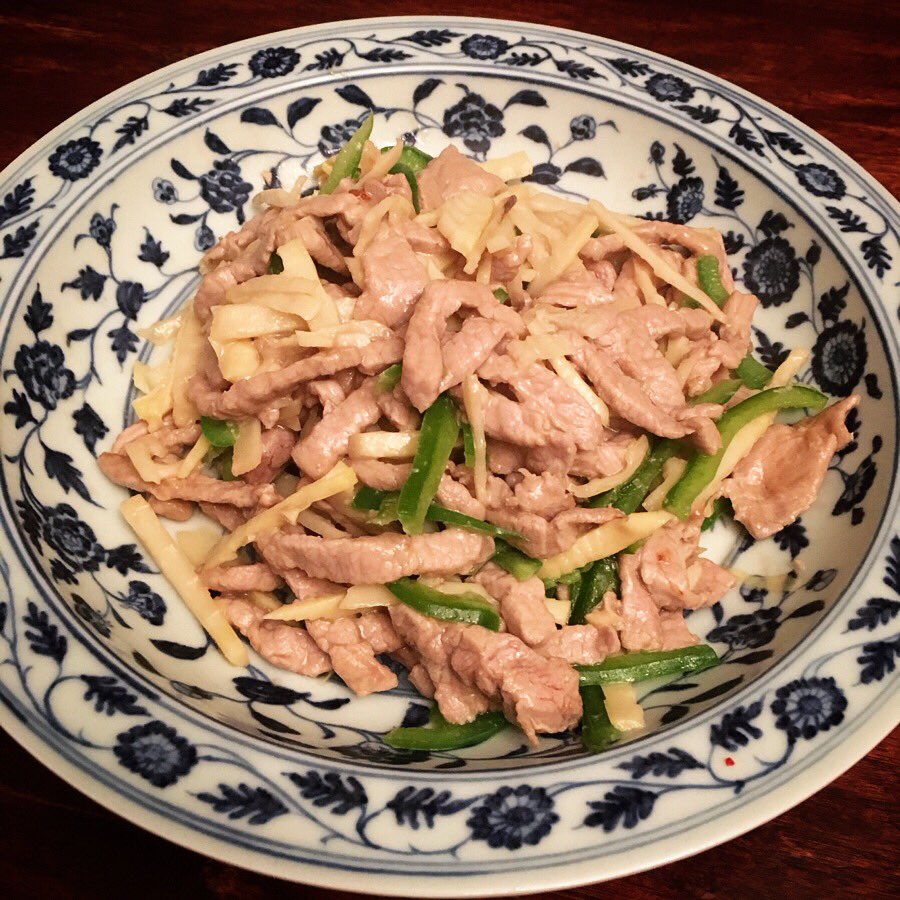 酒徒 しゅと 春筍の季節は心が浮き立つ 春筍炒肉絲は 醤油 酒 片栗粉で下味を付けた細切り豚肉 を多めの油でザっと炒め 下茹でした筍 ピーマンの順で炒め合わせたら 塩 ちゅるんとした豚肉とシャキッとした筍とピーマン 弾けるリズム 広がる旨味