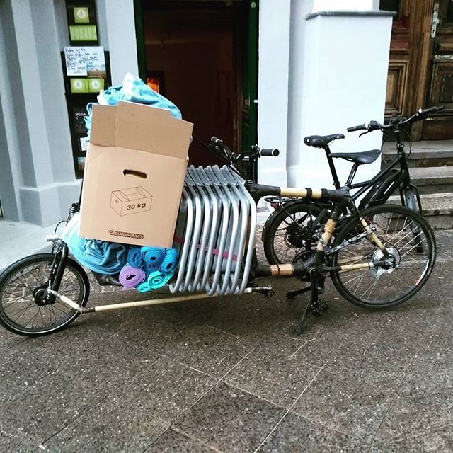 OCyclery's tweet photo. Everything for a yoga class? No problem.

#ozoncyclery #bamboo #bamboozled #bamboobike #diybamboo #diybicycle #diy #diybamboobike #nature #naturephotography #hashtag #cargobike #diycargobike #cargobikeberlin #픽시자전거 https://t.co/Qb0aSizOwX https://t.co/sVoOrxiEe3