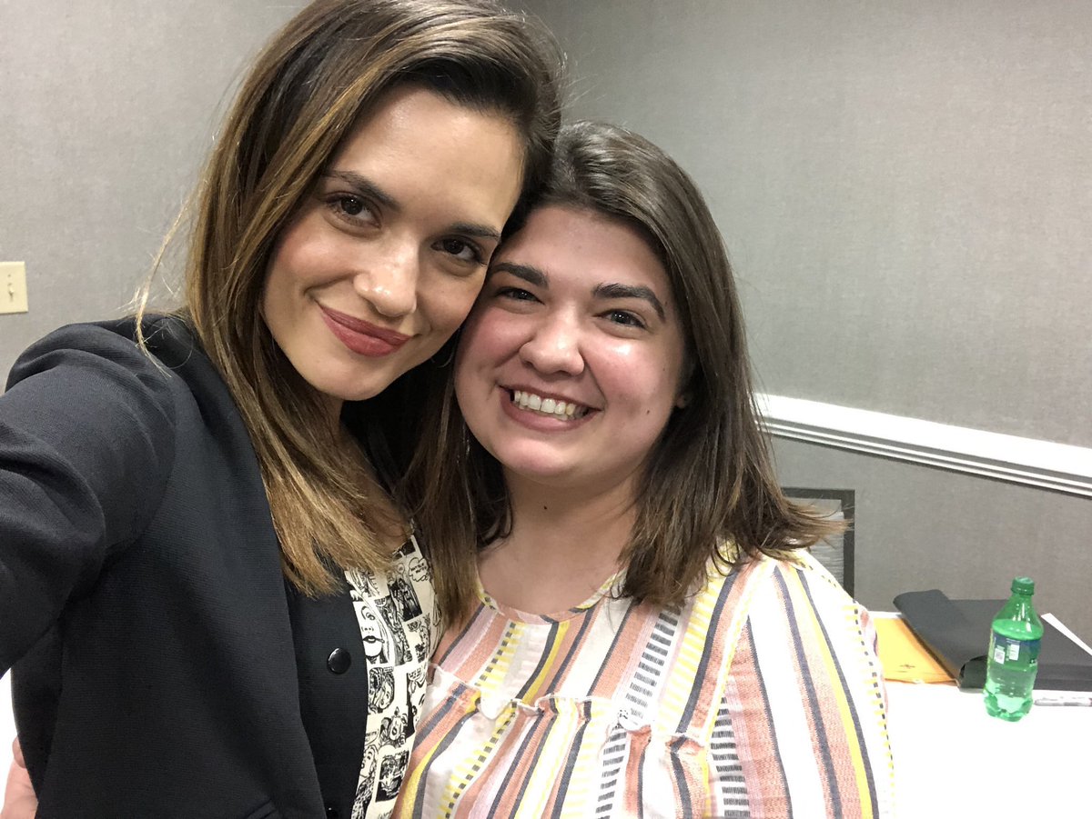 ChicagoMedFR's tweet photo. 📸 | Torrey Devitto avec une fan hier lors de la #OTHX à Wilmington. 

(c) @autumn_larkin https://t.co/nSVtIw8NWI
