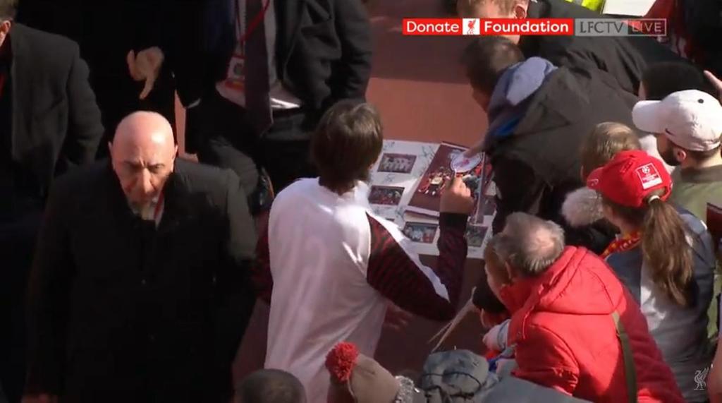 Acmilanind_'s tweet photo. Fans berat #CMilan, Adriano #Galliani kemarin berada di A#nfield Stadium. Ia membawa majalah GdS dengan berita di halaman depan tentang keberhasilan Milan mendapatkan UCL ke-7.
Mau di dalam maupun luar manajemen, Galliani tetaplah seorang Milanista ! 🔴⚫😍
📰 GdS https://t.co/9eGWn5UMTd