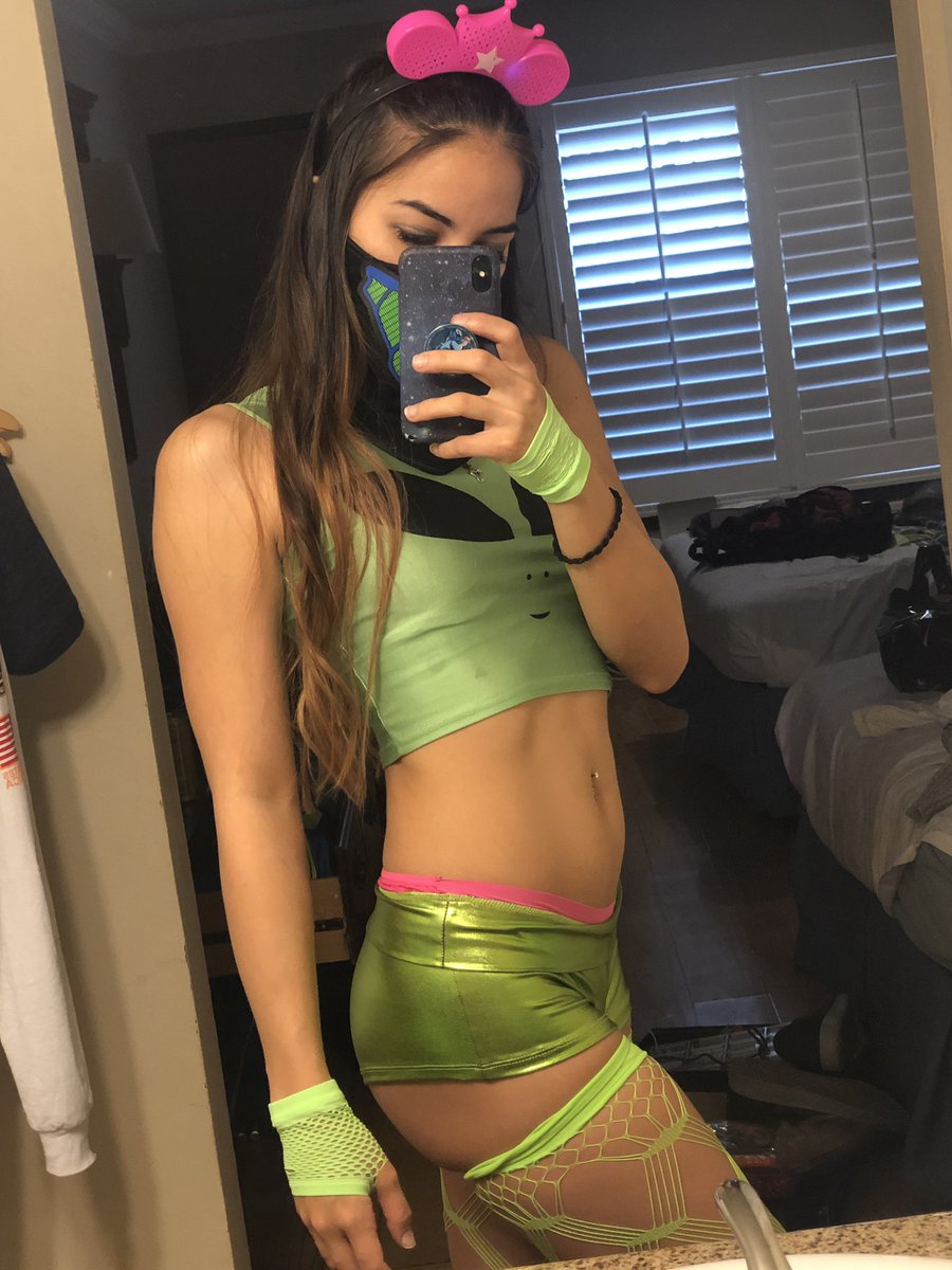 YumiMusubi's tweet photo. Thank you @BeyondWland for an amazing event!! 
My first rave was a success 😘😘 
#firsttimeraver #beyondwonderland #BeyondWonderland2019 #ravegirl #ravebabe #music #edm #festival https://t.co/xc4orQVxAp