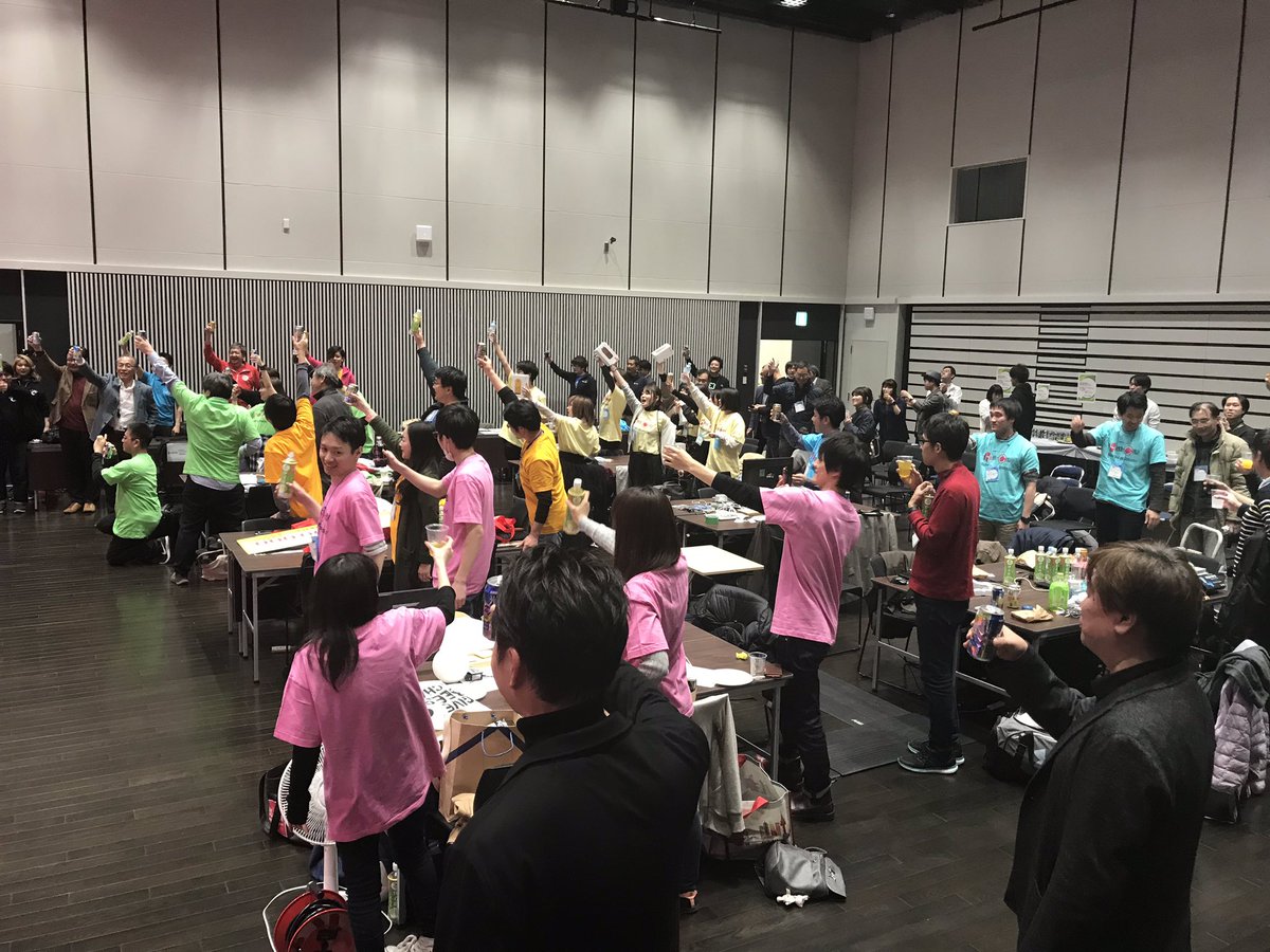 HeroesLeague_MA's tweet photo. 【中京TVハッカソン決勝】#hackchu
最後に乾杯 https://t.co/g7n2Bz5JJd