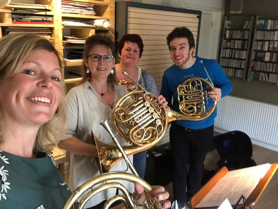 OpenFanfare's tweet photo. De hoornsectie heeft gisteren een leerzame en inspirerende masterclass gehad van Petra Botma. Petra is de solohoorniste van het Radio Filharmonisch Orkest. Dit is mogelijk gemaakt dankzij het opleidingsbudget dat elke sectie te besteden heeft bij OFO. https://t.co/i0ArIrzITw