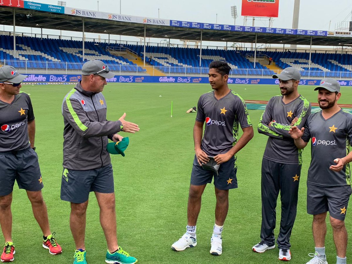 MAh5enqureshi's tweet photo. Debutant @MHasnainPak getting his ODI cap from the head coach Mickey Arthur ahead of Second #PakVAus ODI.
Best of luck #Husnain❤
#KingofPace https://t.co/6oV5cI7Sij