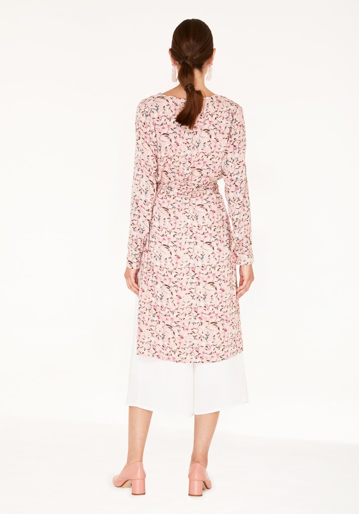 Stylish and work appropriate, this comfortable floral blouse can easily be worn from the desk to the bar. Pair with loafers and a white trousers for fresh spring look.

paisie.com/collections/ne…