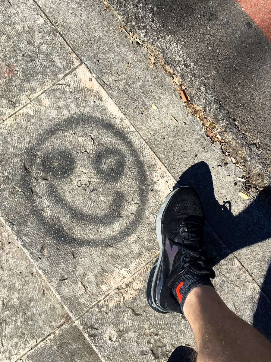 per4piedi's tweet photo. La geometria della #corsa. 
Vigne di #Prosecco in diagonale, torri di castelli in verticale, sorrisi a tutto tondo 😉.

#4piedi #MakeItBright #iocorroqui

@runlovers @Diadoraofficial @GocciadCarnia @AroundAboutTV https://t.co/A1wPsvgsX8
