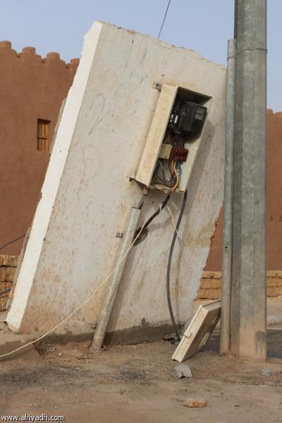 عداد كهرب في جدارٍ ومايل
يعني خطر أكيد مافيه تشكيك

أما وقع بالأرض وإحراق هايل
وإلا هوى لجدار وفيها تهاليك

يا راعي العداد حولك عوايل
حاسب ضميرك قبل ربي يجازيك
-
#شعر// #فهد_محمد_الجعيدي