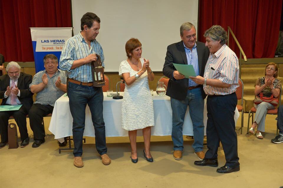 prmirandaMza's tweet photo. Recuerdo que, cuando era Intendente de Las Heras, fuimos el primer Municipio de todo el país en tener una Dirección de DDHH. Trabajamos para devolverle a la memoria de nuestro pueblo algo de verdad y de justicia. Seguimos por las deudas que quedan... #NuncaMás #DíaDeLaMemoria https://t.co/k8aGyzzwn1