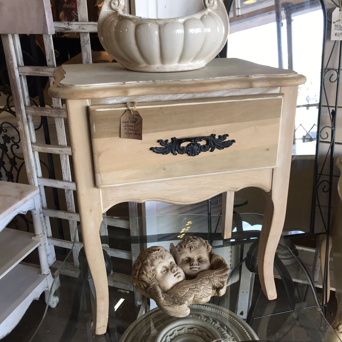 vintagedigapp's tweet photo. Small End Table $49.99
Visit https://t.co/aOzj9F5HXy 👈🏼 #farmhouse #farmhousestyle #shabbychic #endtable https://t.co/MWkjnWiIjQ