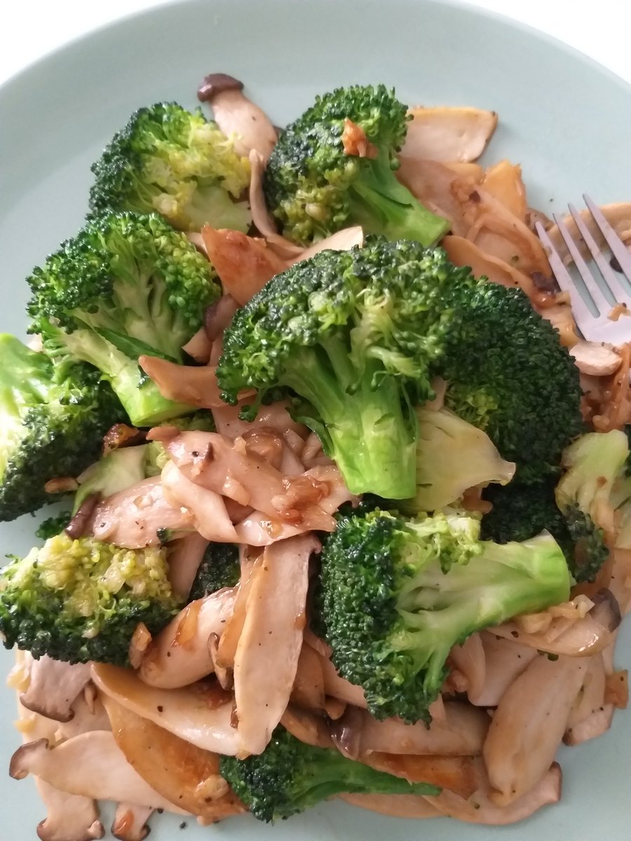 vulon8's tweet photo. Today's Menu! Broccoli with savory King Oyster Mushrooms! 😋 Yum!
#cookingmyveggies #oystermushrooms #broccoli https://t.co/avMcKilEyS