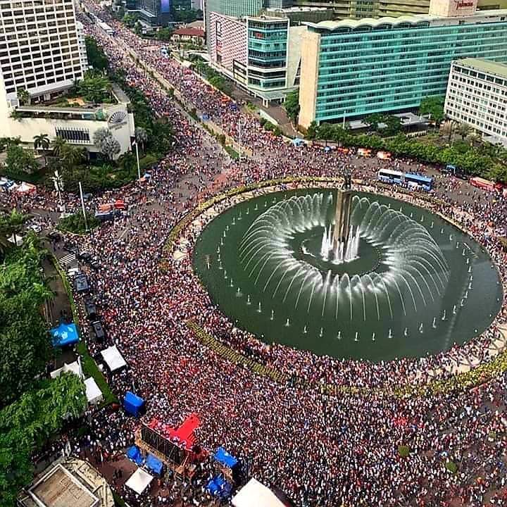 Antusias warga Jakarta saat Presiden Jokowi meresmikan MRT. Kalau MRT dibuat juga di kota besar lainnya di tanah air pasti keren dan sangat bermanfaat. Setuju tidak?