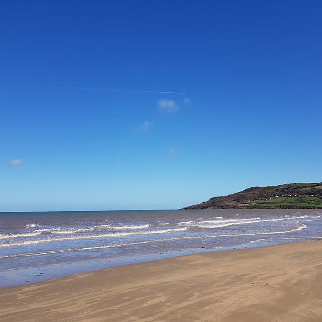roamingwales's tweet photo. Clear skies and a #QuietBeach very unusual in #Anglesey #Llanddona #Beachday #weekendadventures #RoamingWales https://t.co/0OgHmi4zwj https://t.co/w5aJkEtkBn