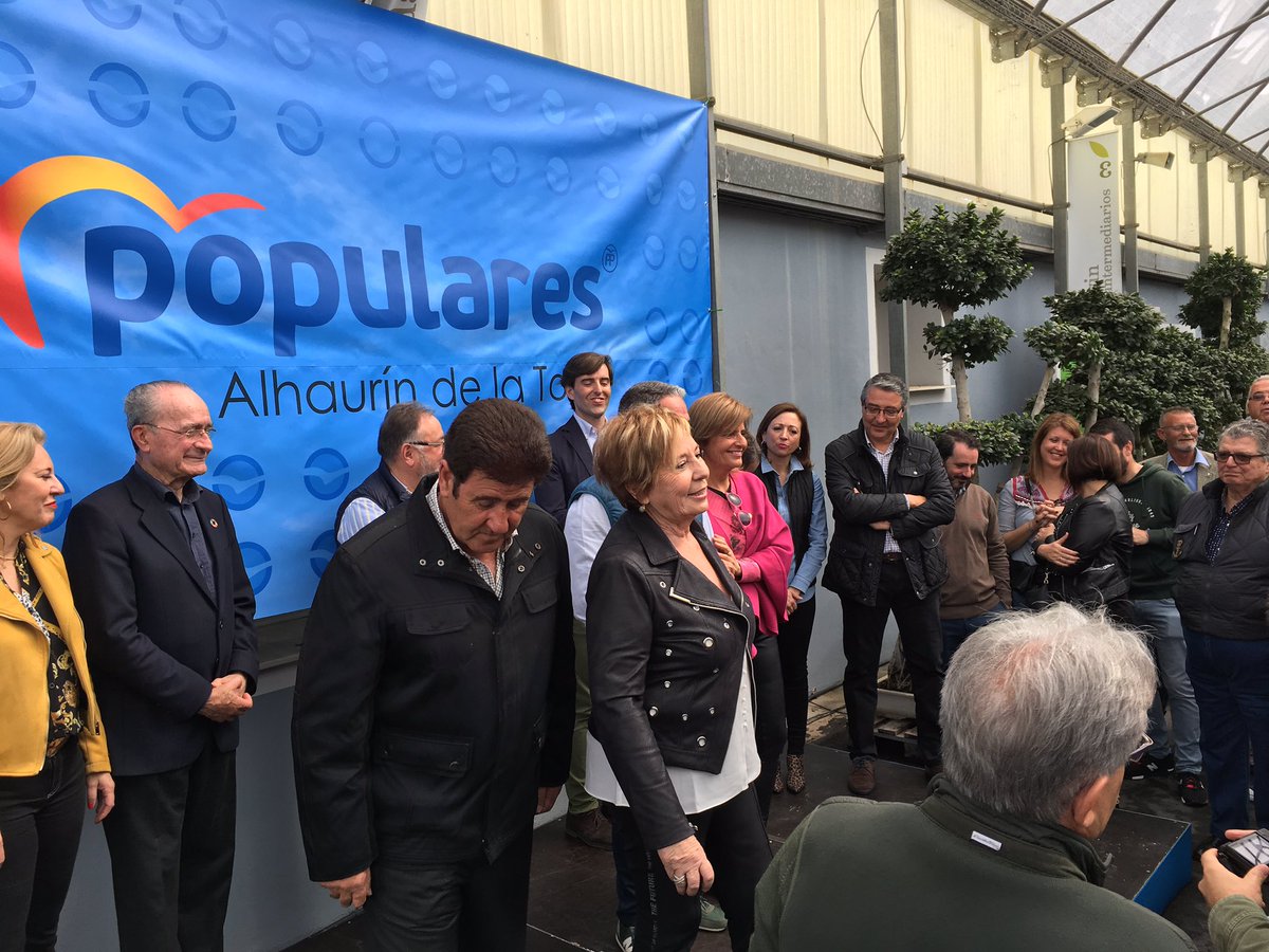 oblader's tweet photo. Las grandes personas hacen más humanos a los partidos políticos @PPMalaga @eliasbendodo . Enhorabuena @esperanzaona #CeliaVillalobos #ManoloRobles https://t.co/N5YDgIAIxf