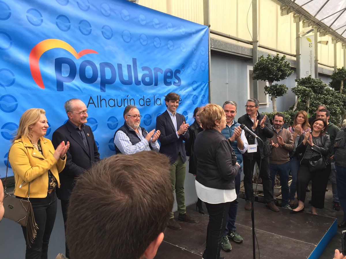 oblader's tweet photo. Las grandes personas hacen más humanos a los partidos políticos @PPMalaga @eliasbendodo . Enhorabuena @esperanzaona #CeliaVillalobos #ManoloRobles https://t.co/N5YDgIAIxf
