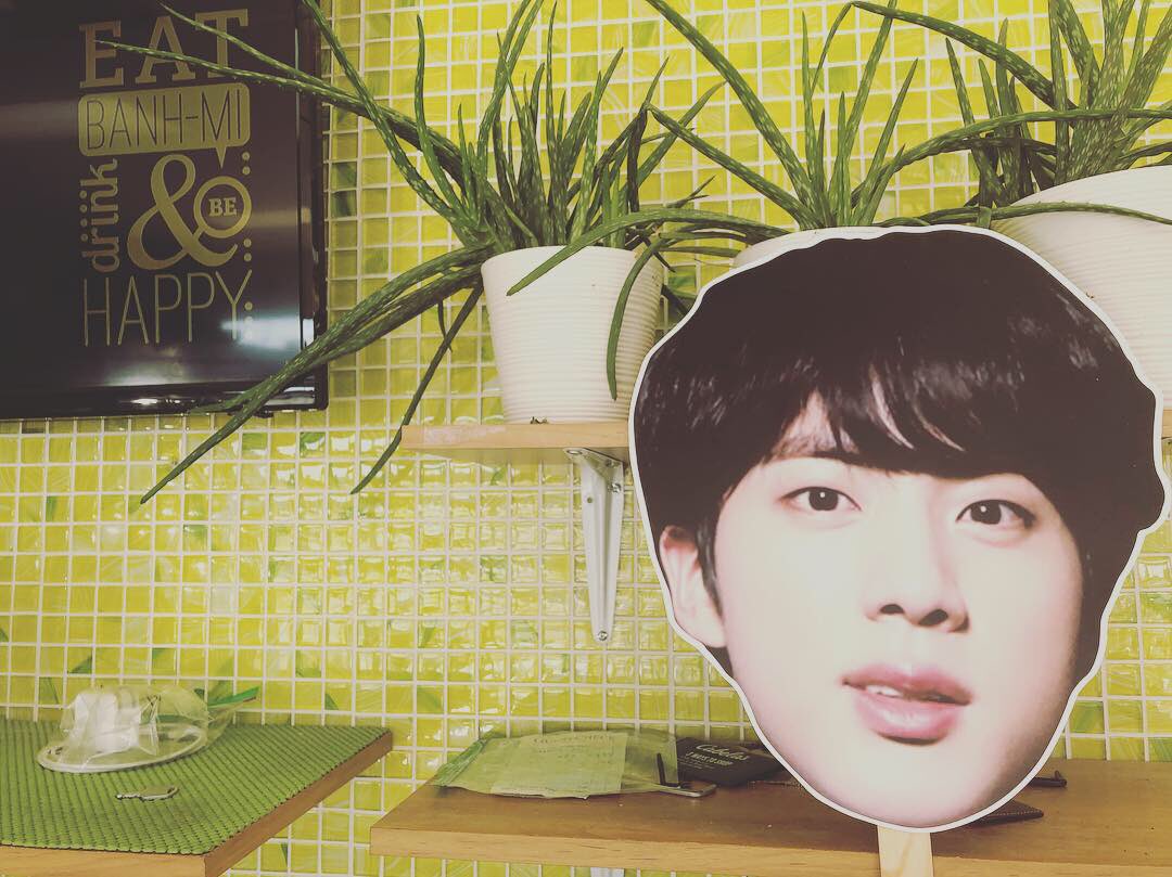 taekookgi143's tweet photo. Happy Sonyeondan Sunday! Spend the day with us today and this cutie and enjoy a Bangtan Banh Mi! #kimseokjin #jin #bigheadbangtan #vinhxuongbakery #jinjokes #btsneedsdenver https://t.co/p43DuenPBM