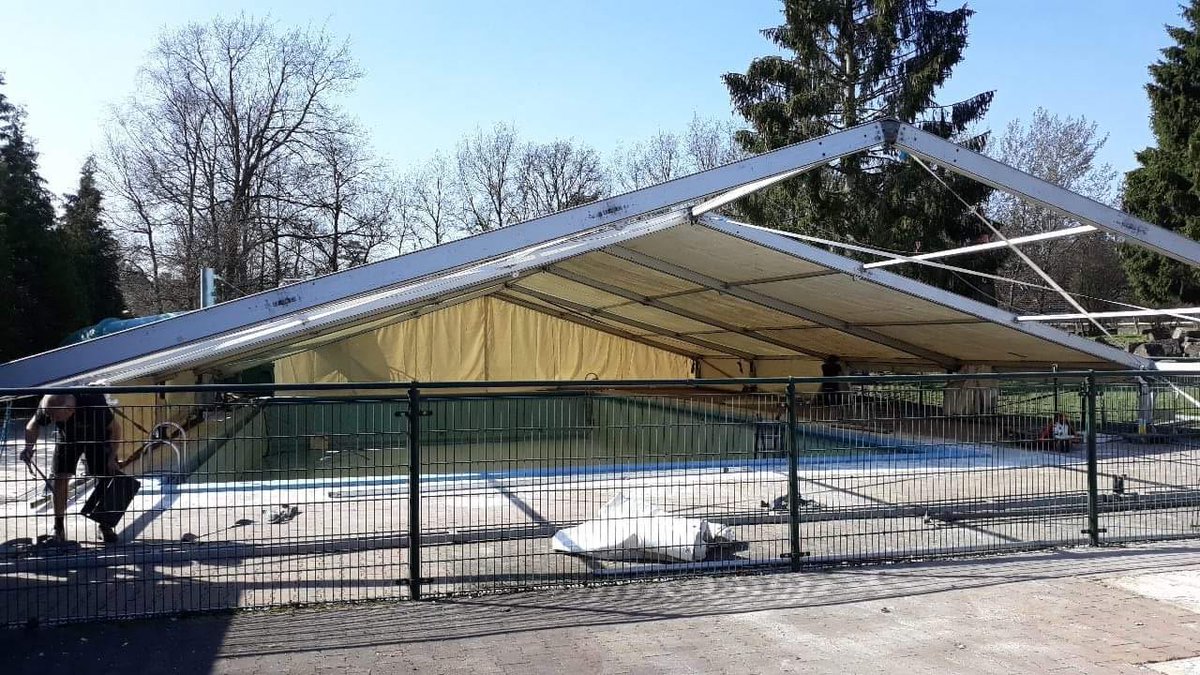 ILoveDeVeluwe's tweet photo. Het begin is er! Het zwembad van 't Schinkel is inmiddels leeg en er is een tent gebouwd. Komende week wordt gestart met de renovatie van het bad. Komend seizoen dus volop waterpret in een mooi zwembad...Komt u 'm ook uitproberen? https://t.co/JAjrIPX3nJ