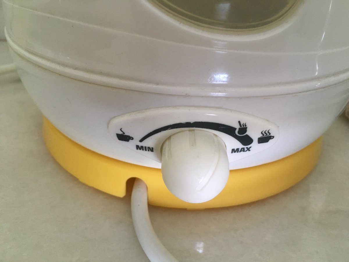 A temperature gauge of a water kettle with a "mate" sign in the middle.