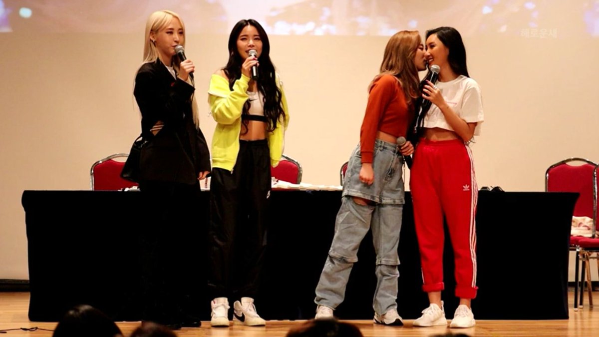 Arco_nala's tweet photo. hyejin got up after tying her shoelace n straight asking wheein to do sexy dance..everyone shuld THANK hwasa for doing thiss...look at her face after wheein whispering something...girl got dth wishh for giving us what we wantt....
#pleasedomore
#wheesa
#2yg https://t.co/yauBHIQHyI