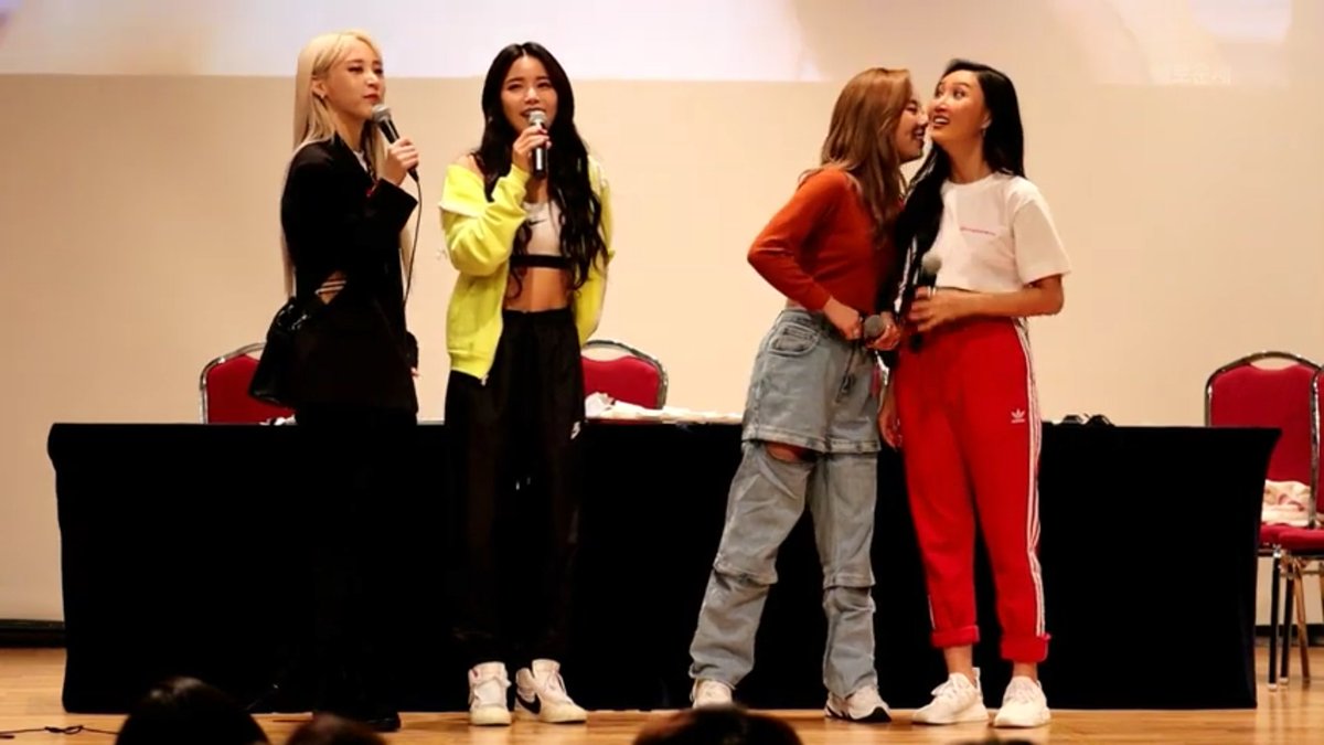 Arco_nala's tweet photo. hyejin got up after tying her shoelace n straight asking wheein to do sexy dance..everyone shuld THANK hwasa for doing thiss...look at her face after wheein whispering something...girl got dth wishh for giving us what we wantt....
#pleasedomore
#wheesa
#2yg https://t.co/yauBHIQHyI