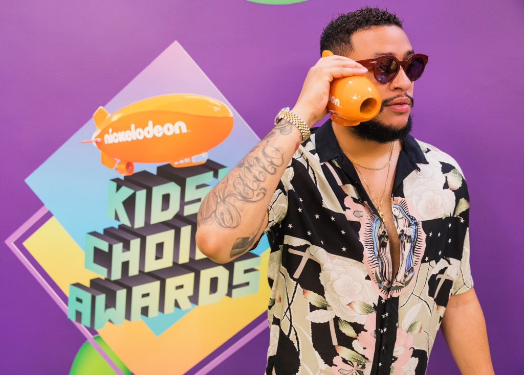 akaworldwide's tweet photo. It gives me great pride to accept this @nickelodeon KIDS CHOICE AWARD 🔶🥇on behalf of my daughter and all of the Ⓜ️EGACY ❤️ Thank You so much for all the votes 🗳 ...So amazing to have the young ones rocking with me as their #1 after 10 + years in the game. From AFRICA TO THE 🌎 https://t.co/KBOqPNDb1H