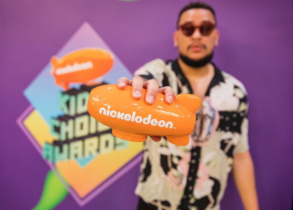 akaworldwide's tweet photo. It gives me great pride to accept this @nickelodeon KIDS CHOICE AWARD 🔶🥇on behalf of my daughter and all of the Ⓜ️EGACY ❤️ Thank You so much for all the votes 🗳 ...So amazing to have the young ones rocking with me as their #1 after 10 + years in the game. From AFRICA TO THE 🌎 https://t.co/KBOqPNDb1H