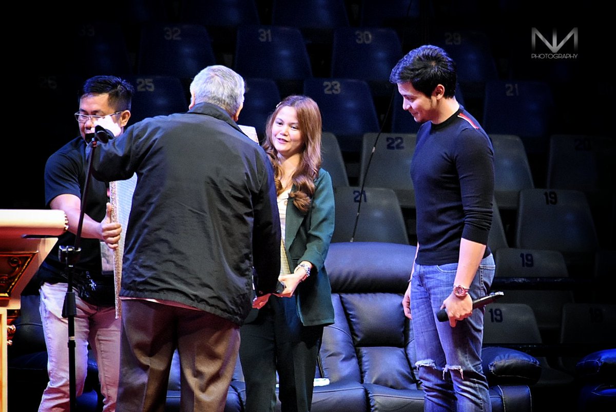NMarionette's tweet photo. When Bishop Francis De Leon gave them the image of OLPGV as a token of our appreciation..
(Ung tingin ni den sa image + ung pagmamano kay Bishop + yung pagiging magalang at inaya pa si bishop to stand in the middle (last pic). ๐
#ALDENBackToWork https://t.co/KtaCAstlsi