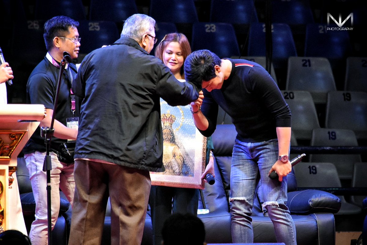 NMarionette's tweet photo. When Bishop Francis De Leon gave them the image of OLPGV as a token of our appreciation..
(Ung tingin ni den sa image + ung pagmamano kay Bishop + yung pagiging magalang at inaya pa si bishop to stand in the middle (last pic). ๐
#ALDENBackToWork https://t.co/KtaCAstlsi