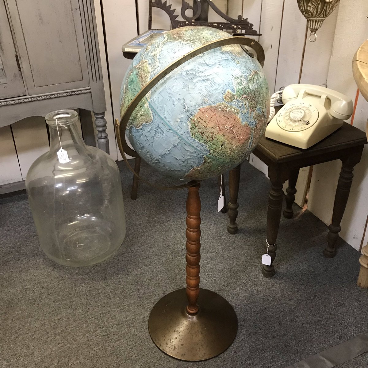 vintagedigapp's tweet photo. Vintage World Globe $25
Visit https://t.co/aOzj9F5HXy 👈🏼 #worldglobe #antiqueglobe #antiques #standingworldglobe #vintage https://t.co/TgLuZl2aZz