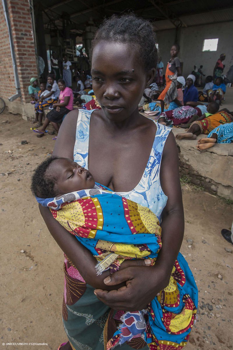 Anne, 24, holds her 1-week-old baby Ndziona, at a temporary shelter in #Malawi. Flooding caused by #CycloneIdai has destroyed thousands of homes. 

We're on the ground supporting emergency shelters. You can help: uni.cf/2Hxi8iO