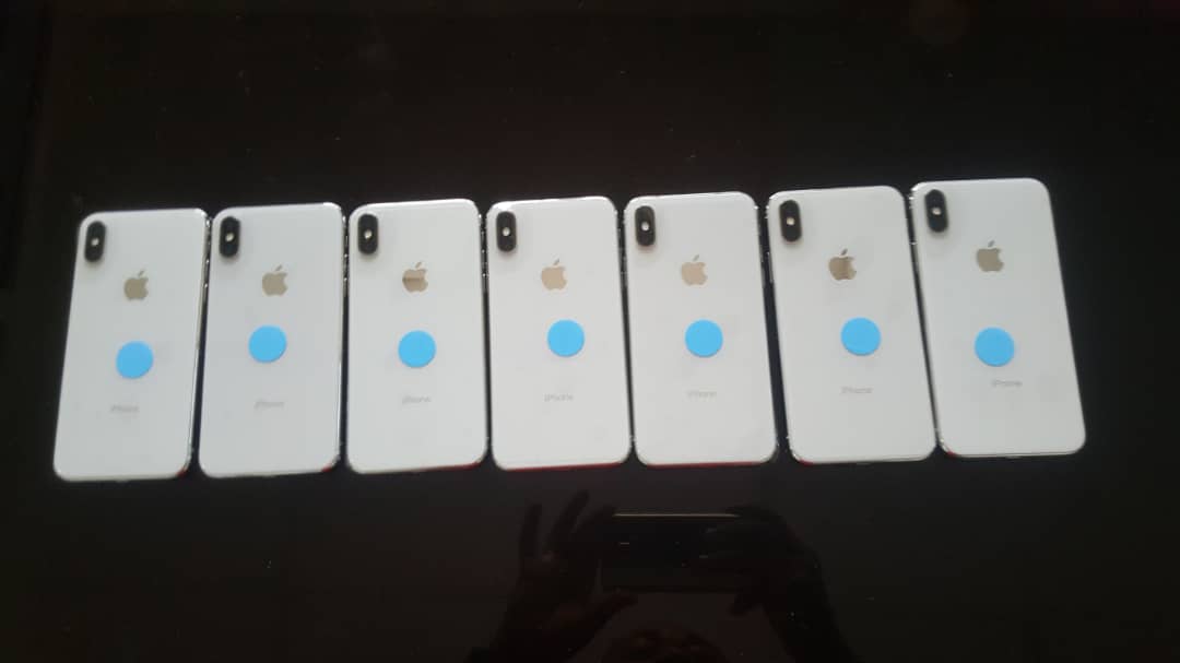 2_easzie's tweet photo. Iphone X, for sale.. https://t.co/rnl0p3tiFk