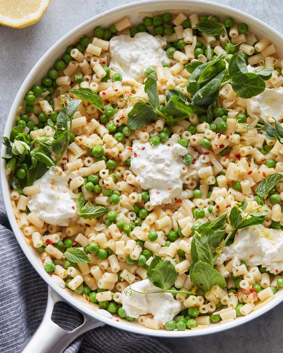 Spring is nature’s way of saying, “Let’s party!”🎉
What more could you want besides carbs, burrata, fresh green peas and some lemon zest to tie it all together in this Spring Pea Pasta /w Burrata recipe!?
📸:@whatsgabycookin

#TantilloFoods #TantilloFresh #Tantillo #Burrata #Peas