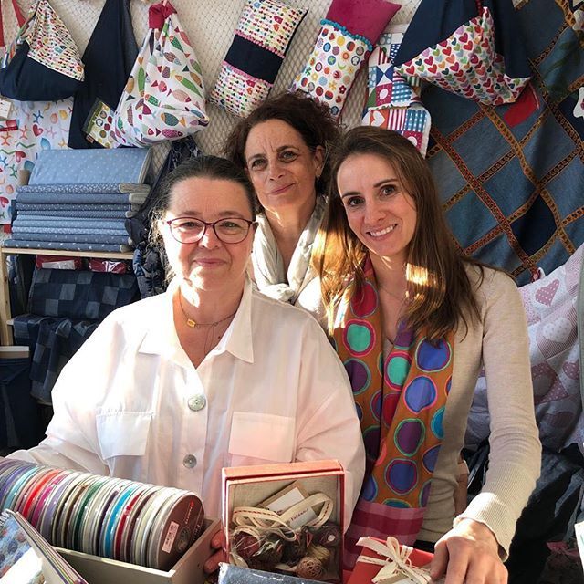 Telasdeluna's tweet image. Sábado en Sitges, parte del equipo juntos; trabajando mucho, disfrutando también 😉
.
.
#patchlovers💜 #coserycoser #patchlovers #telasmolonas #bordadosamano #patchworksitges