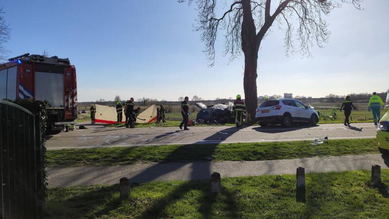 Tragiczny wypadek w Holandii. Samochód, którym jechali Polacy uderzył w drzewo