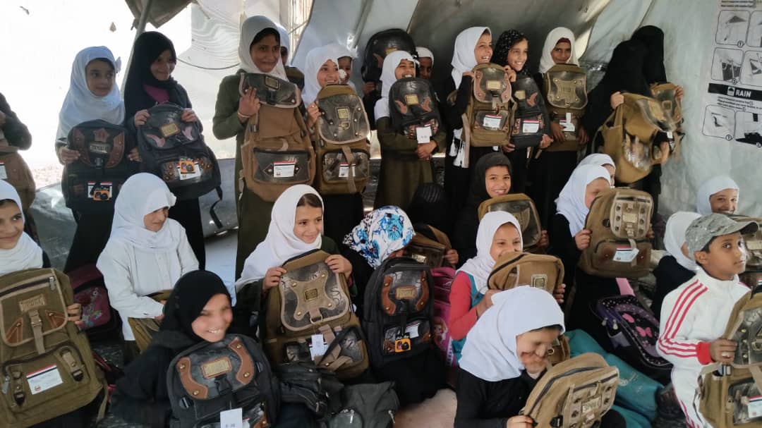 educationwatch4's tweet photo. Responsive emergency to education services in Sa'ada &amp; Al Jawf governorates project, funded by @YHF_Yemen implemented by @NFDHR1. Pictures of distributing school bags and stationary for 12,000 of the most affected children by war in #Yemen @Yemensdg4 https://t.co/jtcK1f8ppC